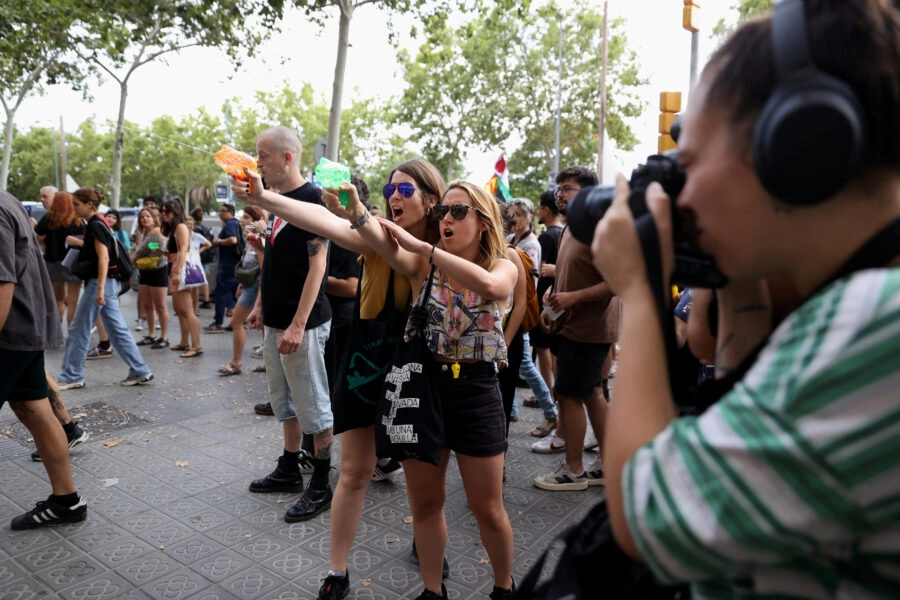 Na prosvjedima protiv masovnog turizma u Barceloni gađali turiste vodenim pištoljima